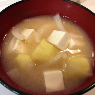豆腐、じゃがいも、玉ねぎの味噌汁